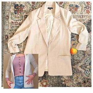 Cream color blazer. GEORGE brand. Size XS. 2 front pockets. 3/4 rouched sleeves